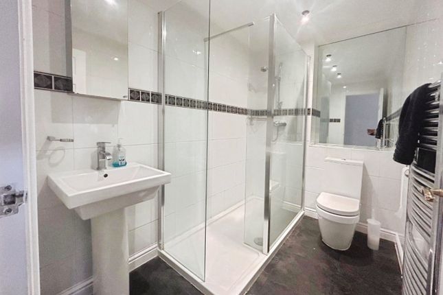 Pbox-Bathroom-330676.Jpg