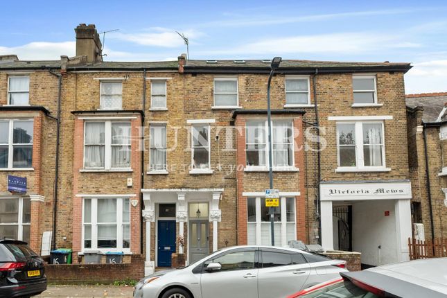 Flat to rent in Charteris Road, London