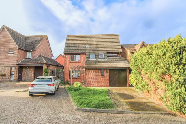 Detached house to rent in Mistletoe Close, Croydon