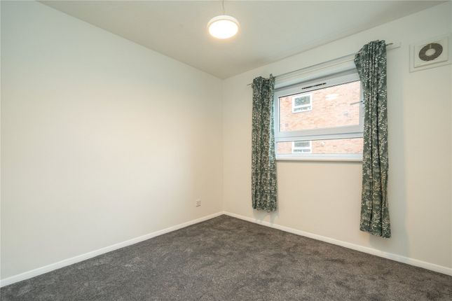 22 Newlands Court,, Addlestone Park, Surrey photo 4