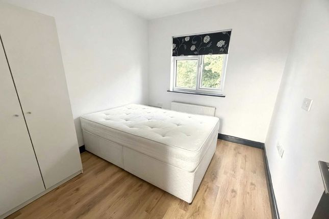 Second Floor Flat, 83, Renters Avenue, London photo 2