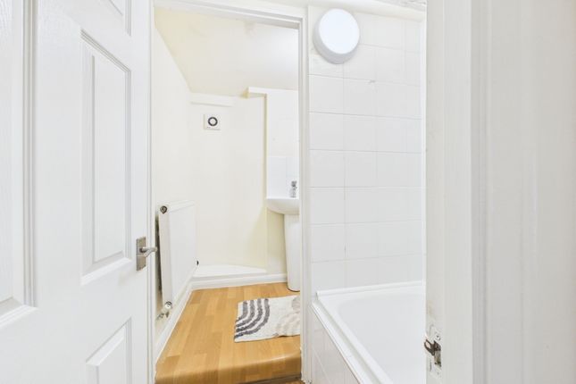 Flat 2, 13A High Street, Haverfordwest photo 2