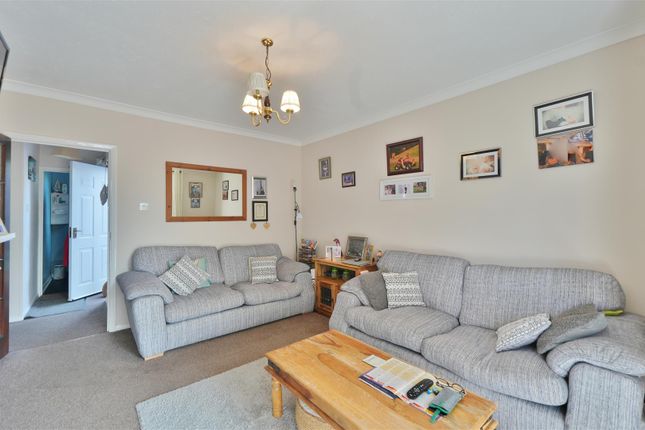 184, Long Readings Lane, Slough photo 2