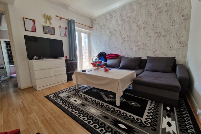 Flat to rent in Perth Road, London