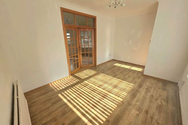 40 Gilbert Street, Barry photo 4