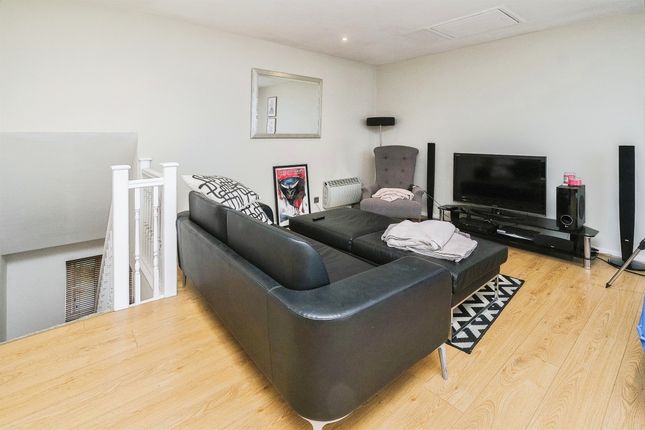 Flat for sale in Armstrong Quay, Liverpool