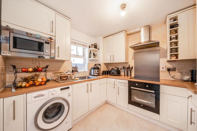 15, Perkin Close, Hounslow photo 2