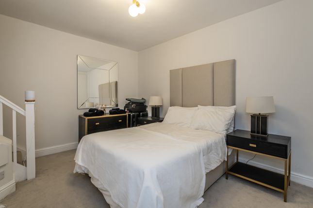 Flat to rent in Nottingham Place, London