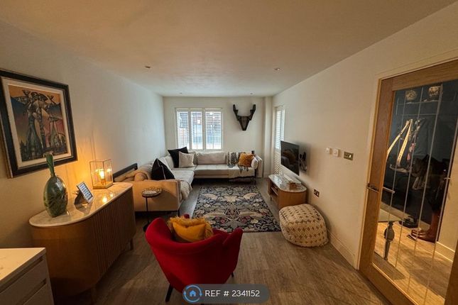 Flat, Parker Building Freda St, London photo 2