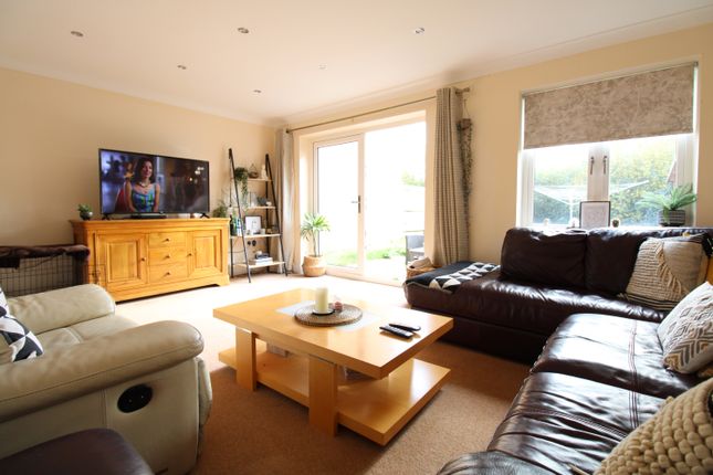 10 Gossops Green Lane, Gossops Green, Crawley photo 4