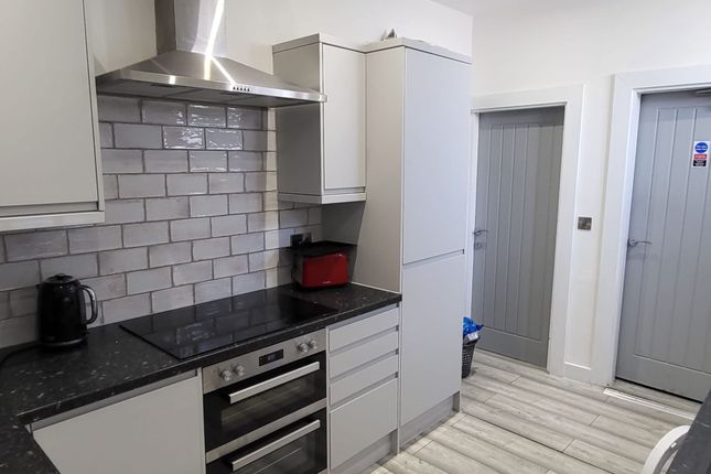 Room to rent in Room 1, St. Marys Road, Doncaster