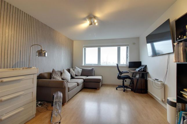 Flat to rent in Cosmopolitan Court, Main Avenue, Enfield
