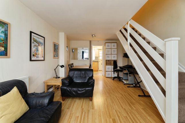 59, Laing Close, Essex photo 2