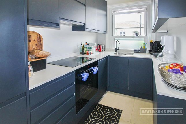 Thumbnail Maisonette for sale in Walton Road, East Molesey