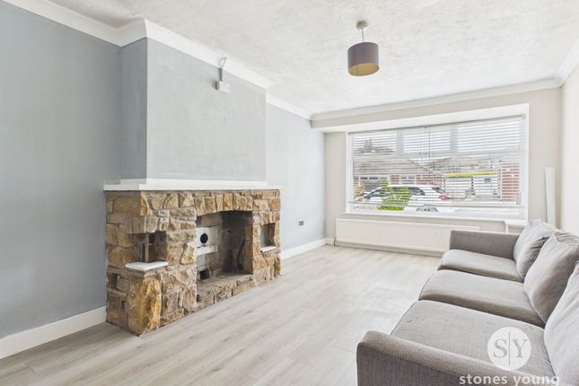 8 Dale Crescent, Blackburn photo 2