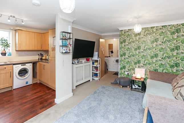 66 Bedford Drive, Fareham photo 2