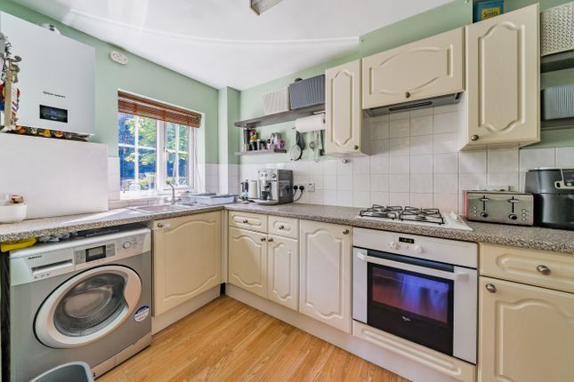 Flat for sale in Roebuck Estate, Binfield, Bracknell, Berkshire