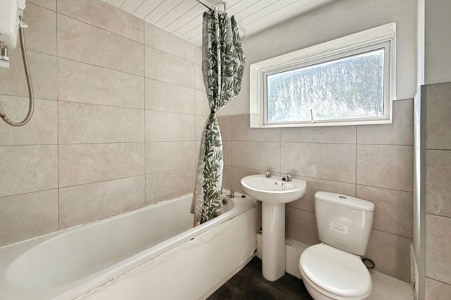 27, Pine Croft, Sheffield photo 3