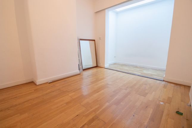 Flat to rent in Saxon Road, Wood Green