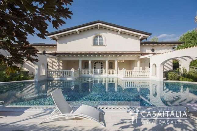 Thumbnail Villa for sale in Piazza Giuseppe Garibaldi, 1, 55042 Forte Dei Marmi Lu, Italy