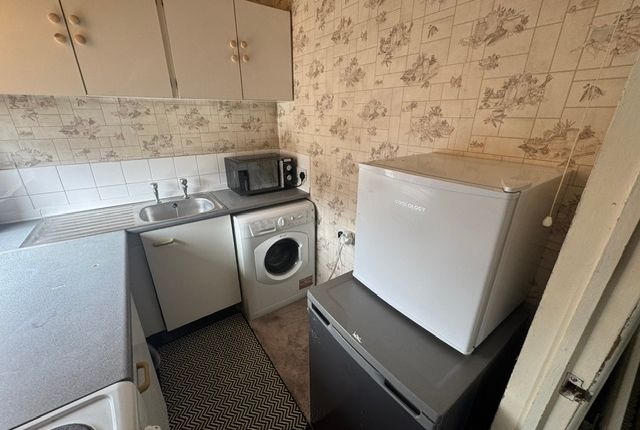 17 Flat 2, Bruntcliffe Road Morley Leeds photo 3