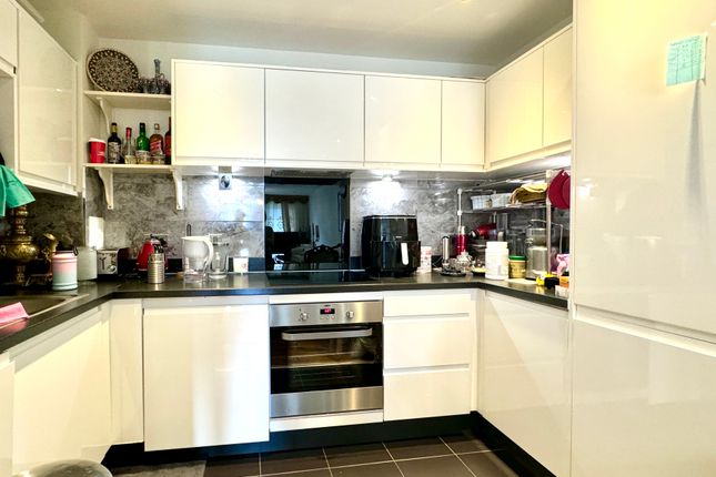 Flat20, Echo Court,1 Telegraph Avenue , London photo 3