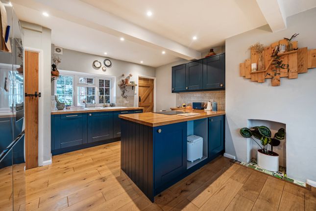22, Chaundlers Croft, Farnham photo 3