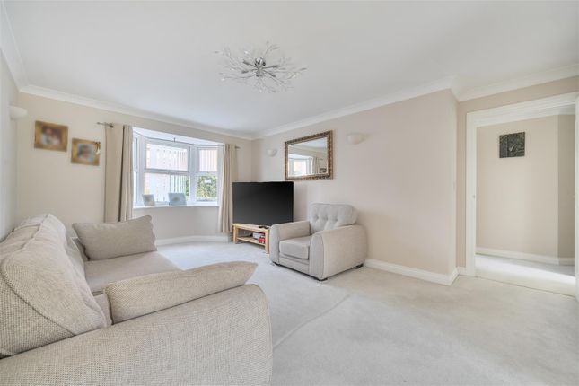 2, Talavera Close, Crowthorne photo 2