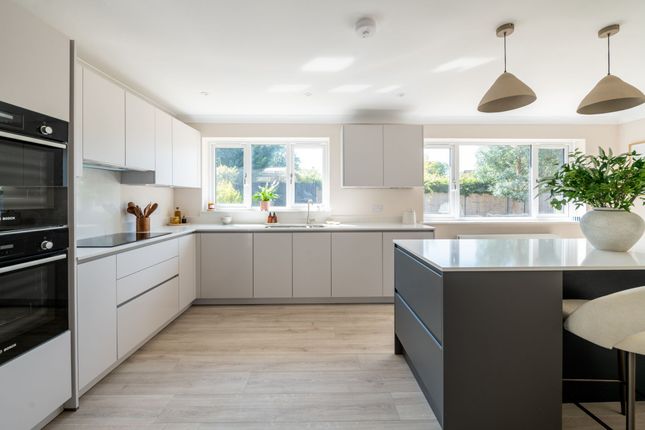 8 Lorian Drive, Reigate photo 2
