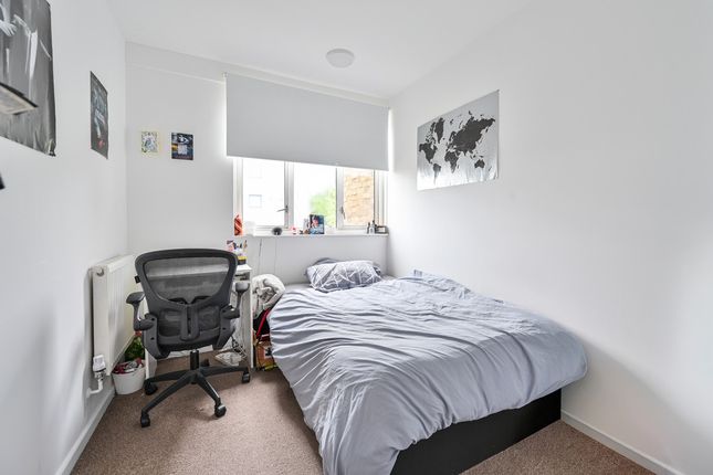 37, Yarnfield Square, London photo 4