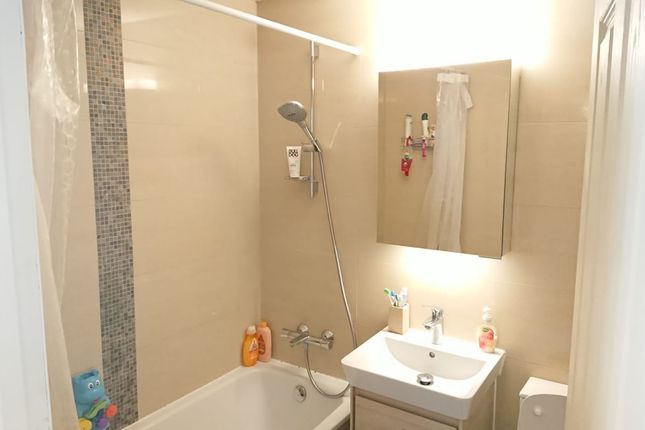 13, Dromey Gardens, Harrow photo 4