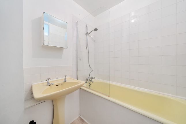 Flat for sale in Putney Hill, London