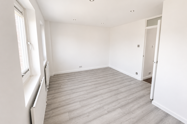 39, Lyneham Walk, London photo 5