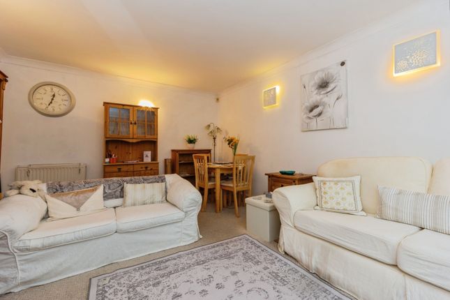 Flat 12, Maple Road, Sale photo 3