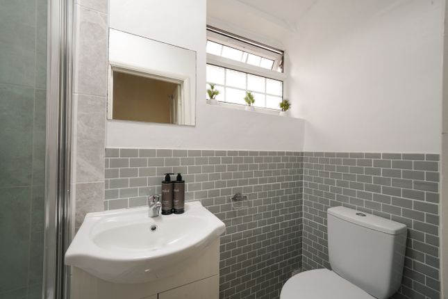 Room to rent in Avalon Road, London