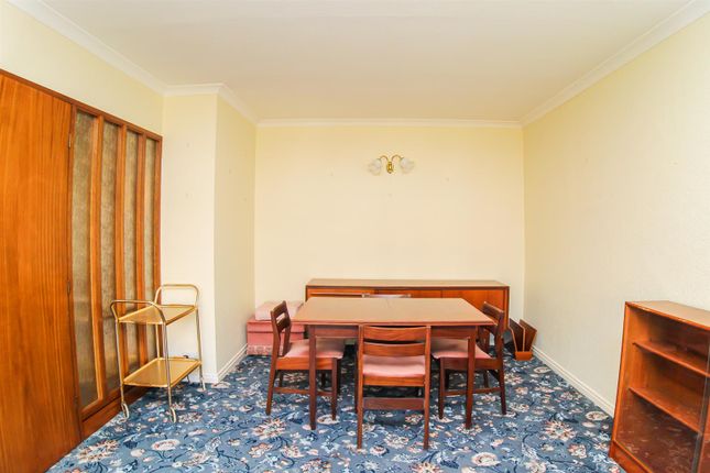 37, Thornes Moor Avenue, Wakefield photo 4