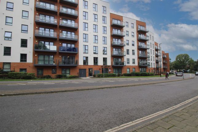 Thumbnail Flat to rent in West Green Drive, Crawley