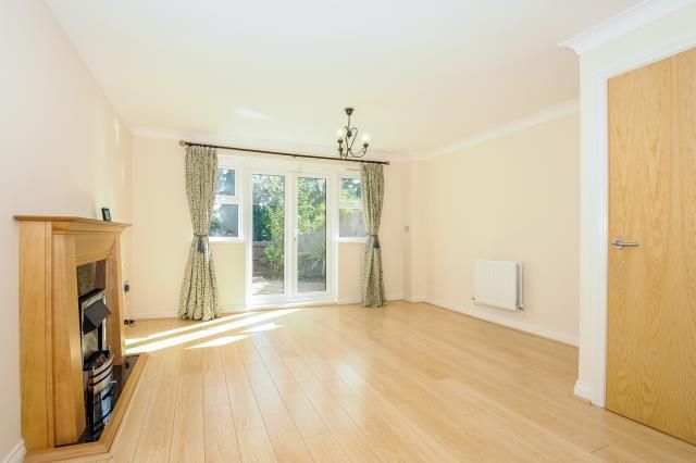 7, Cranbourne Towers, Ascot photo 2