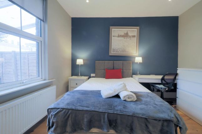 Room 4, 8, Queens Place, Watford photo 3