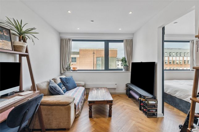Flat 8, Integra House, 138, Alexandra Road, London photo 2