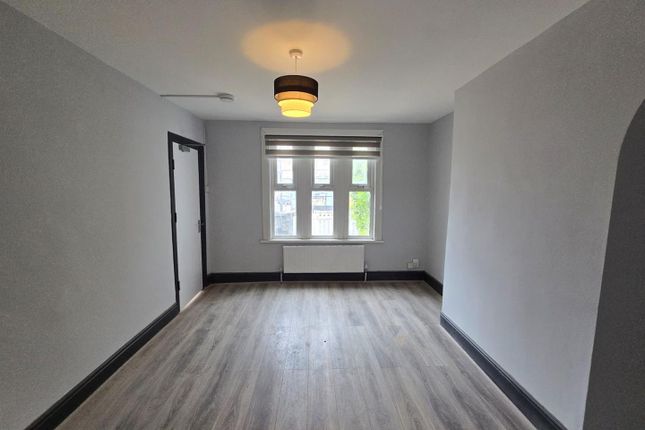44, Woodside Green, London photo 2