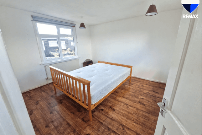 32, Ravenscroft Close, London photo 3