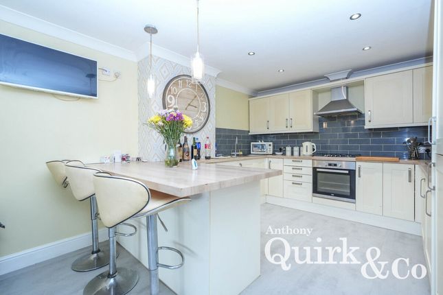29, Linden Way, Canvey Island photo 2