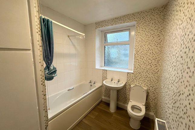 8, Emerald Street, West Yorkshire photo 5