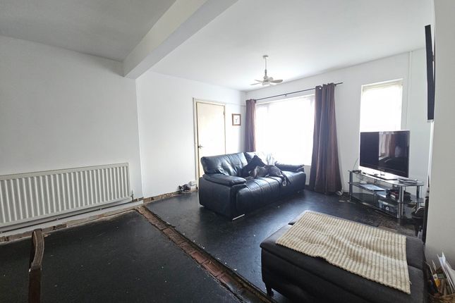14 Heol-y-Mynydd, Bridgend photo 3