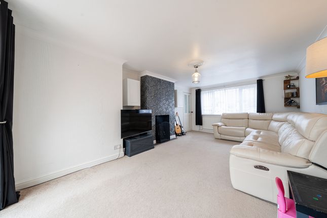 30 Whittington Drive, Leicester photo 4