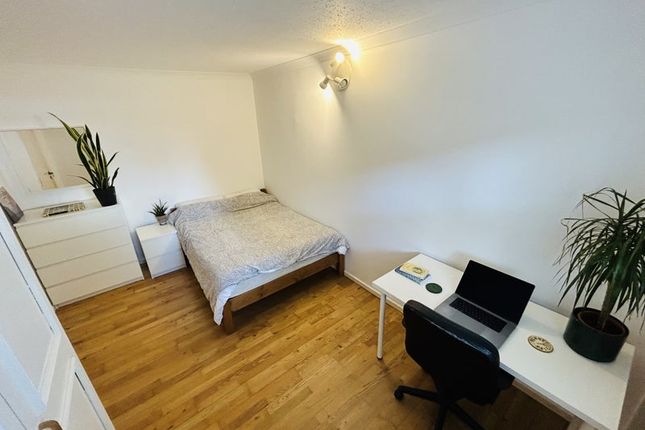 Thumbnail Room to rent in Princes Court, London