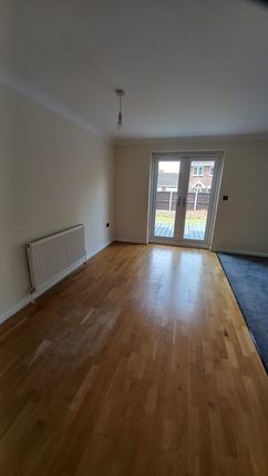 20 Roxwell Crescent, Wickford photo 4