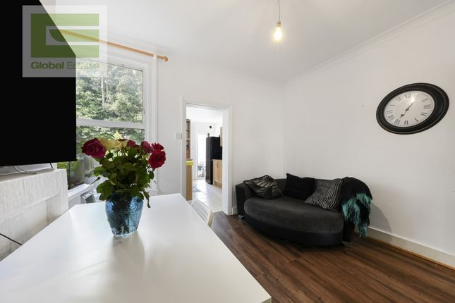 59, Leslie Grove, London photo 2