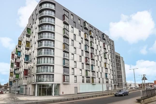 Thumbnail Flat for sale in Hunsaker House Chatham Place, Reading, Berkshire